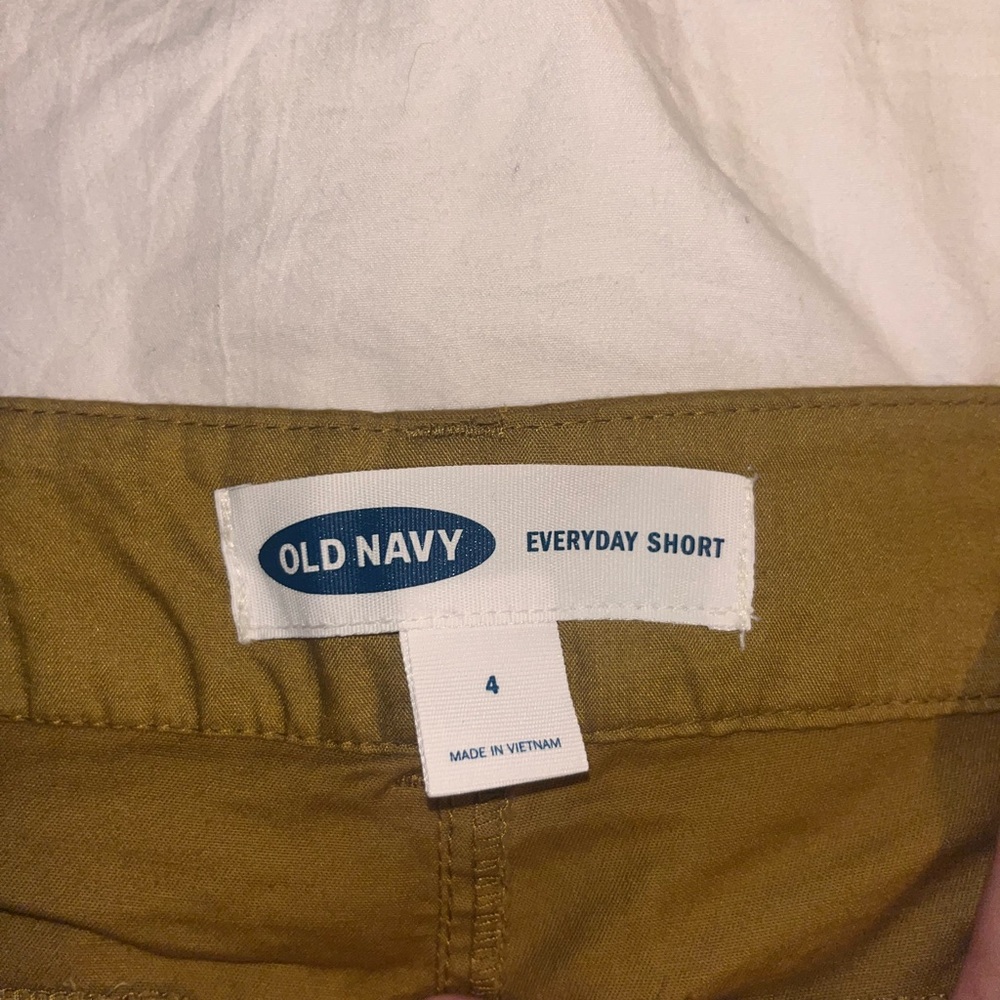 Old Navy Mid Rise Everyday Shorts - Size 4 - Picture 3 of 3